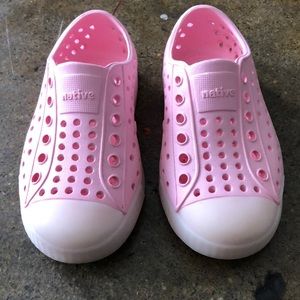 Native Jefferson Glow Pink size 7 Toddler